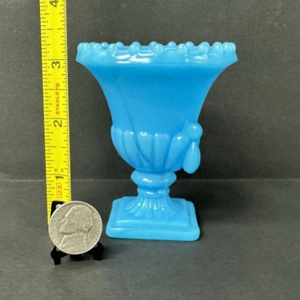 VTG Vogue Mercantile NYC Blue Opaque Milk Glass Slag Agate  Vase Urn Small‎